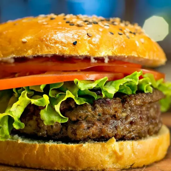 O erro que deixa seu Hamburguer caseiro fácil seco e sem sabor: A tecnica dos chefs profissionais