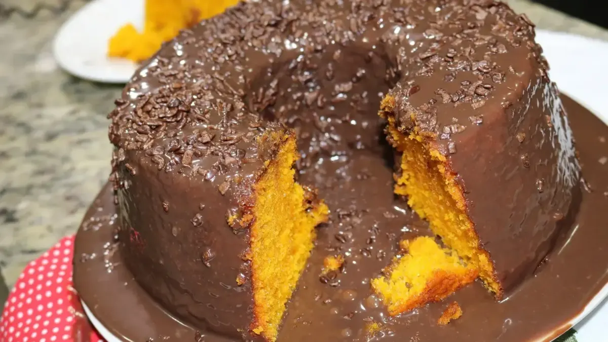 Seu Bolo de cenoura sempre sola? Descubra o ingrediente secreto que resolve isso na hora!