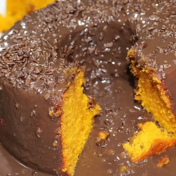 Seu Bolo de cenoura sempre sola? Descubra o ingrediente secreto que resolve isso na hora!