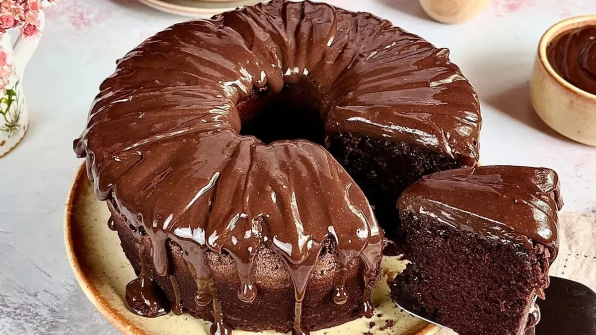 Seu Bolo de chocolate sempre sola? Descubra o ingrediente secreto que resolve isso na hora!