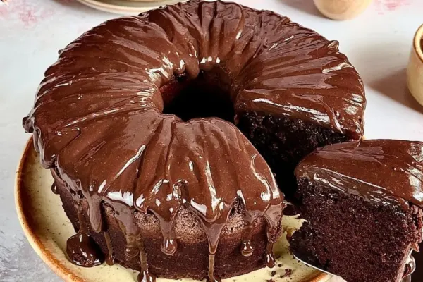Seu Bolo de chocolate sempre sola? Descubra o ingrediente secreto que resolve isso na hora!