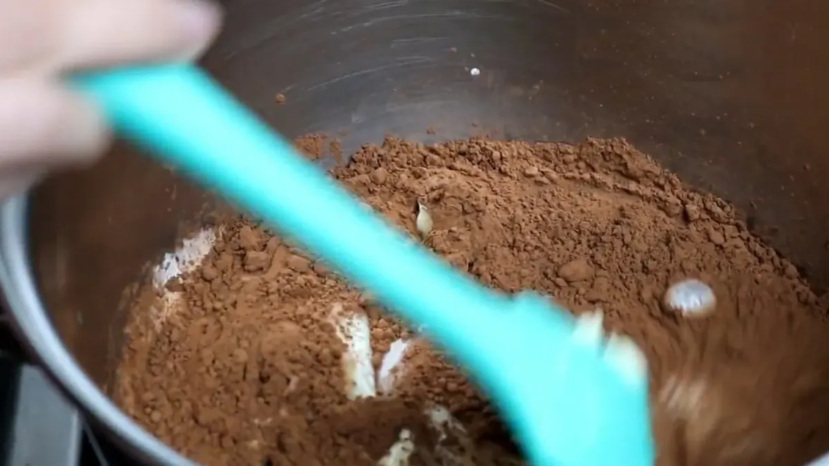 O erro que todo mundo comete ao fazer Brigadeiro de panela e como evitar (Fica perfeito!)