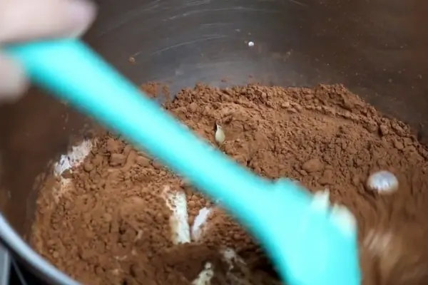 O erro que todo mundo comete ao fazer Brigadeiro de panela e como evitar (Fica perfeito!)