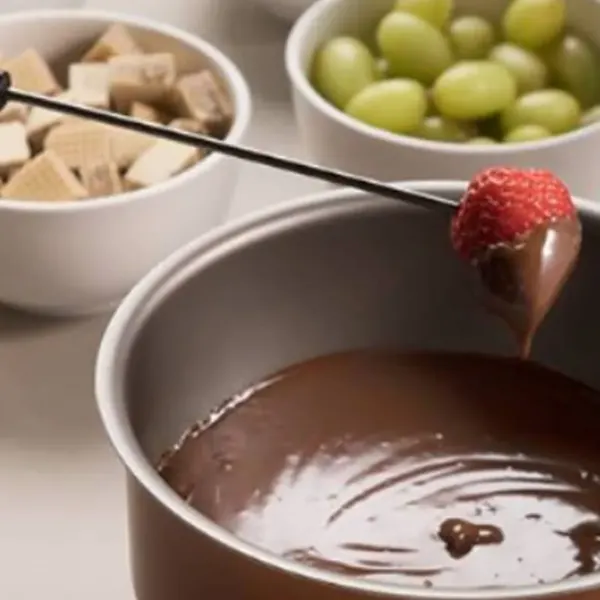 Seu Fondue de chocolate sempre sola? Descubra o ingrediente secreto que resolve isso na hora!
