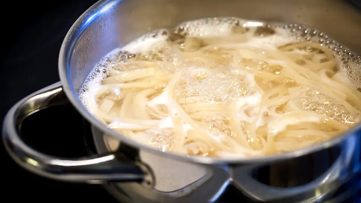 Macarrão na chapa para o almoco: Rapido, nutritivo e que agrada todo mundo