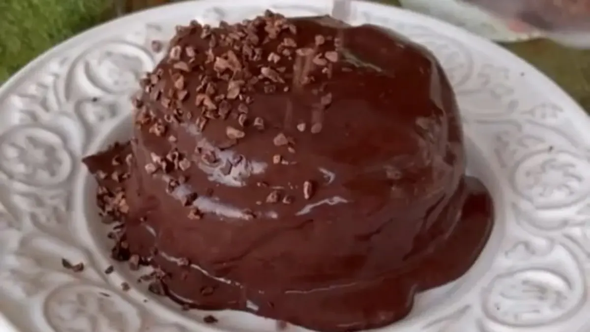 Sobrou chocolate? Transforme em um Bolo de chocolate delicioso que sua familia vai amar