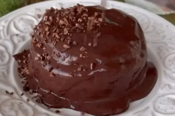 Sobrou chocolate? Transforme em um Bolo de chocolate delicioso que sua familia vai amar