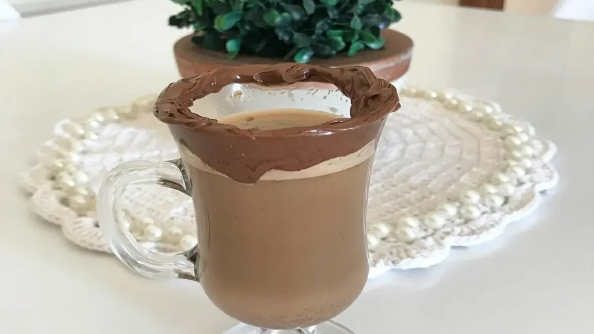 Seu Cappuccino caseiro sempre sola? Descubra o ingrediente secreto que resolve isso na hora!