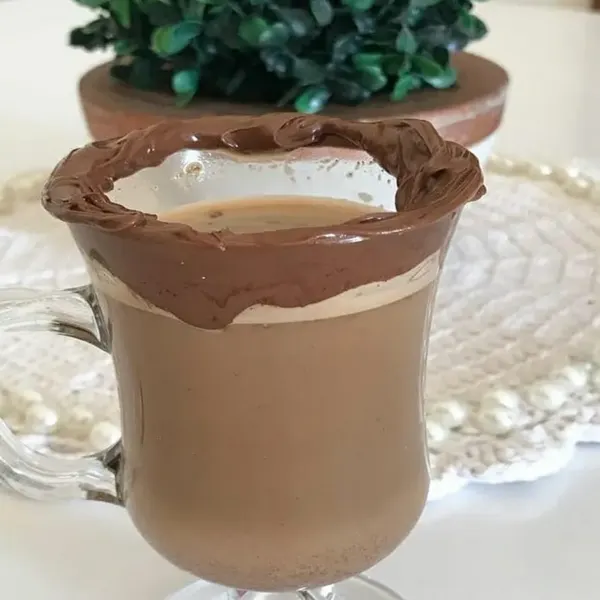 Seu Cappuccino caseiro sempre sola? Descubra o ingrediente secreto que resolve isso na hora!