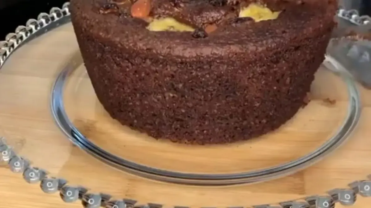 Seu Bolo de chocolate sempre sola? Descubra o ingrediente secreto que resolve isso na hora!