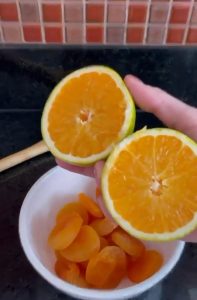 Se ficar muito firme, coloque o suco de laranja reservado. Com as mãos, faça bolinhas e passe no coco ralado.