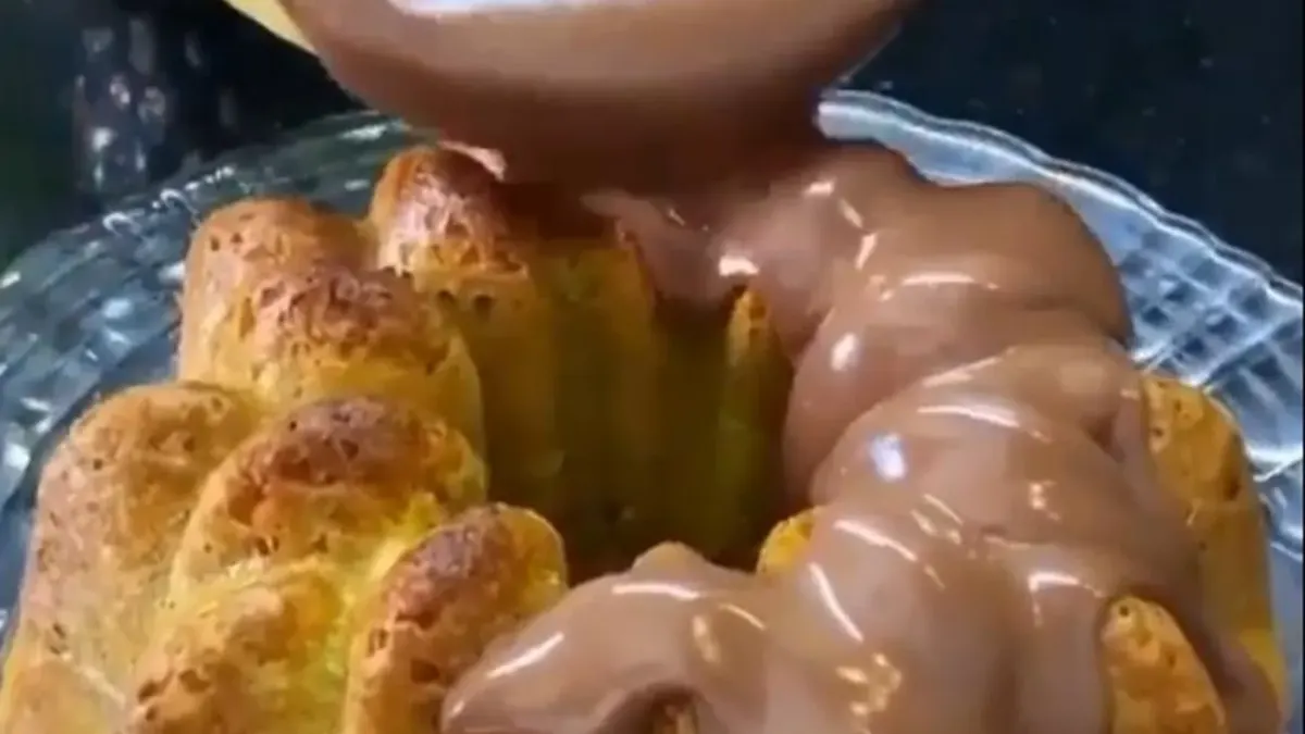 Seu Bolo de cenoura sempre sola? Descubra o ingrediente secreto que resolve isso na hora!