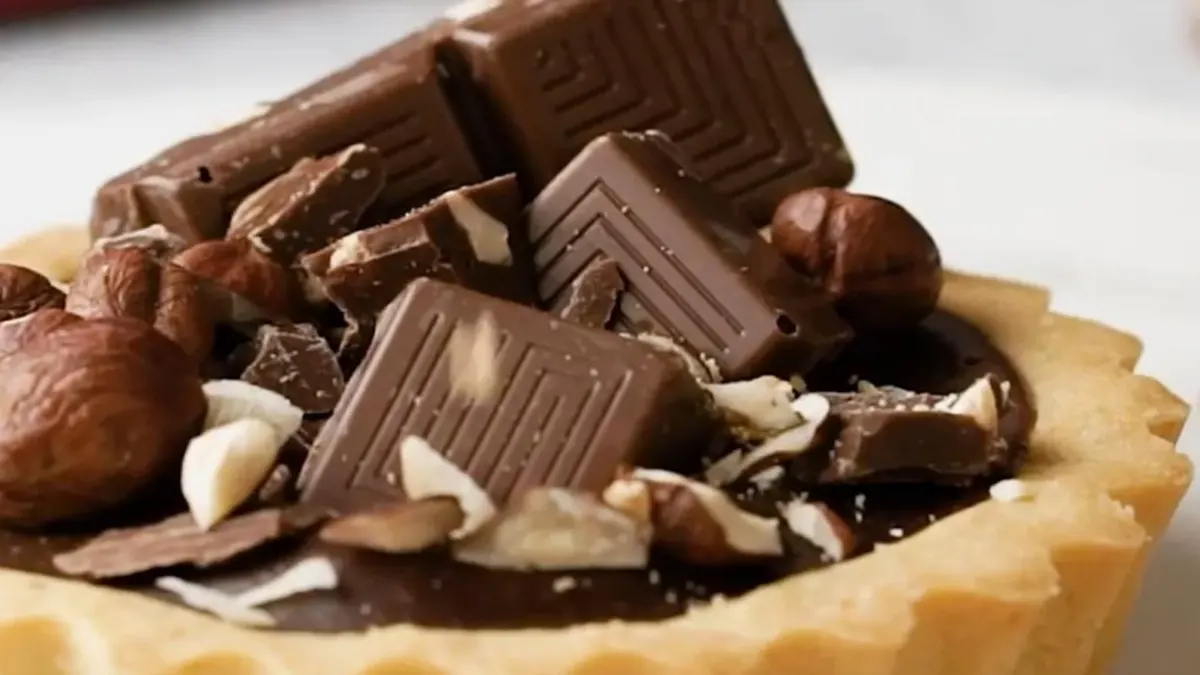 O erro que todo mundo comete ao fazer Tortinha de chocolate e como evitar (Fica perfeito!)