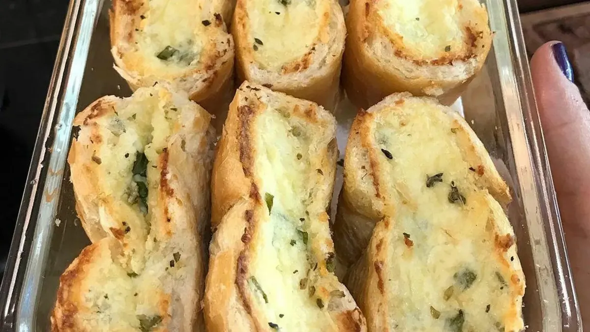Sobrou leite? Transforme em um Pão de alho delicioso que sua familia vai amar