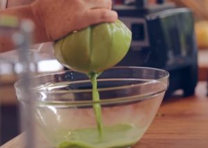 Aprenda a fazer Suco verde com couve, pepino e gengibre