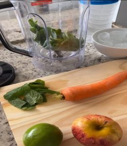 Quais os benefícios do suco de limão cenoura e maçã