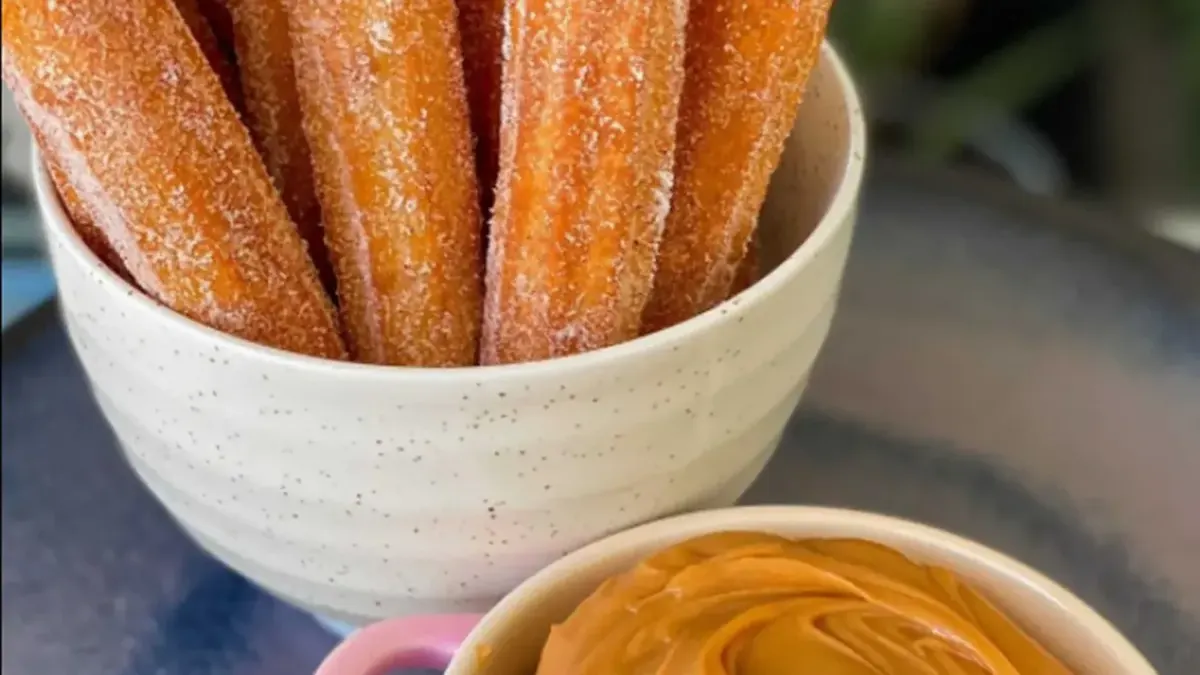 Seu Churros caseiro sempre sola? Descubra o ingrediente secreto que resolve isso na hora!