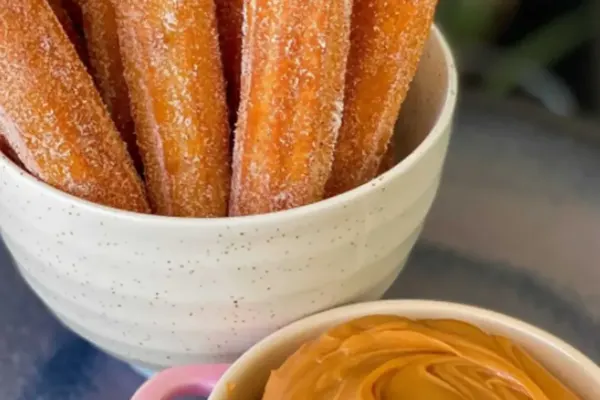 Seu Churros caseiro sempre sola? Descubra o ingrediente secreto que resolve isso na hora!