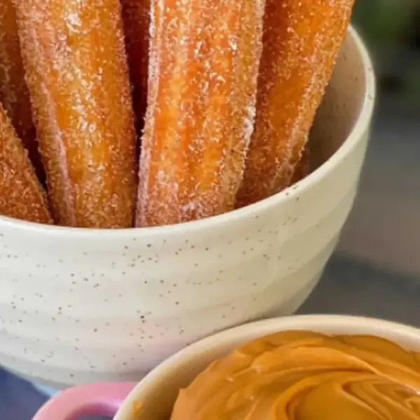 Seu Churros caseiro sempre sola? Descubra o ingrediente secreto que resolve isso na hora!