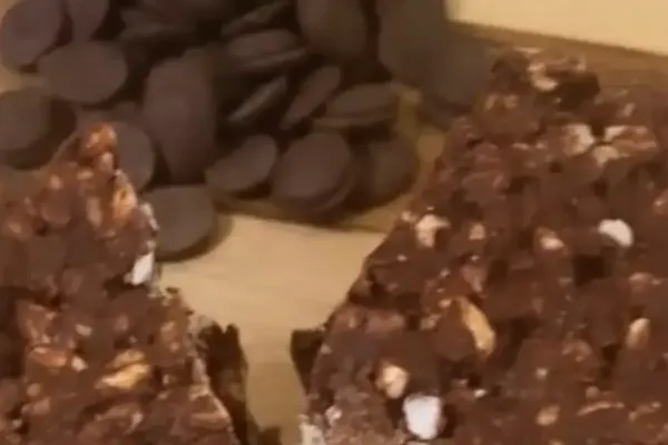Seu Doce de chocolate sempre sola? Descubra o ingrediente secreto que resolve isso na hora!